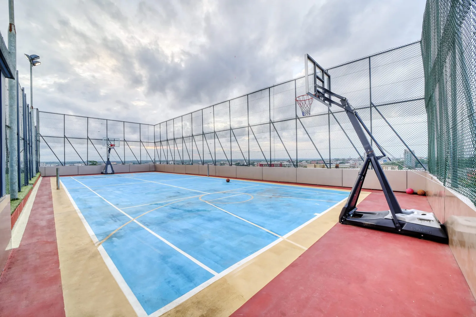Le terrain de basketball