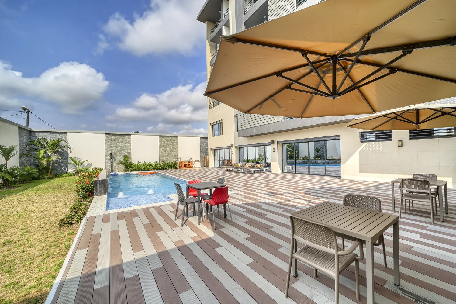 Les parasols et la terrasse au bord de la piscine