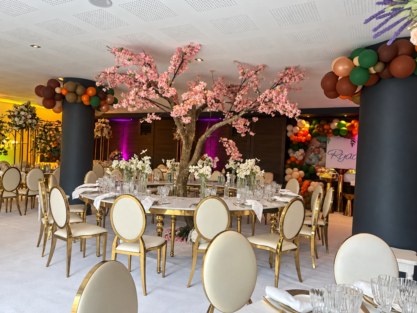 La salle de réception décorée pour une célébration