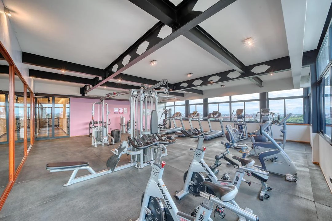 Les vélos et appareils de la salle de fitness
