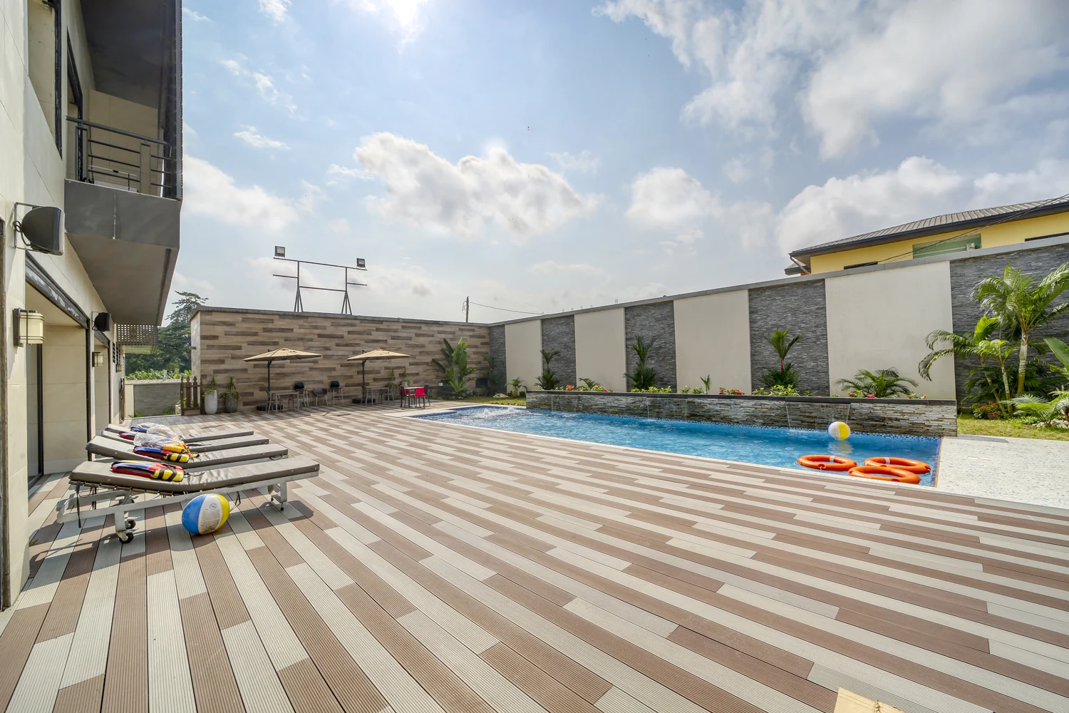 La piscine et sa terrasse