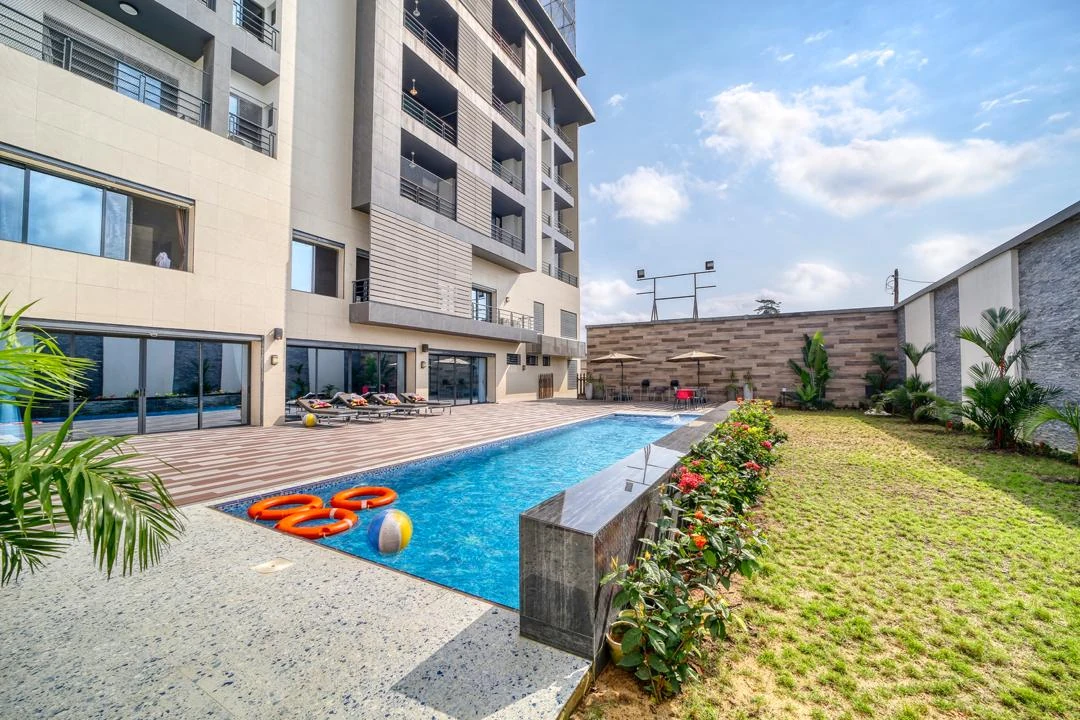 La piscine, le jardin et les appartements de Regina Home
