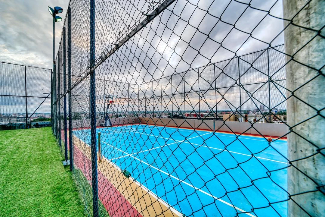 Le terrain de basketball sur le toit