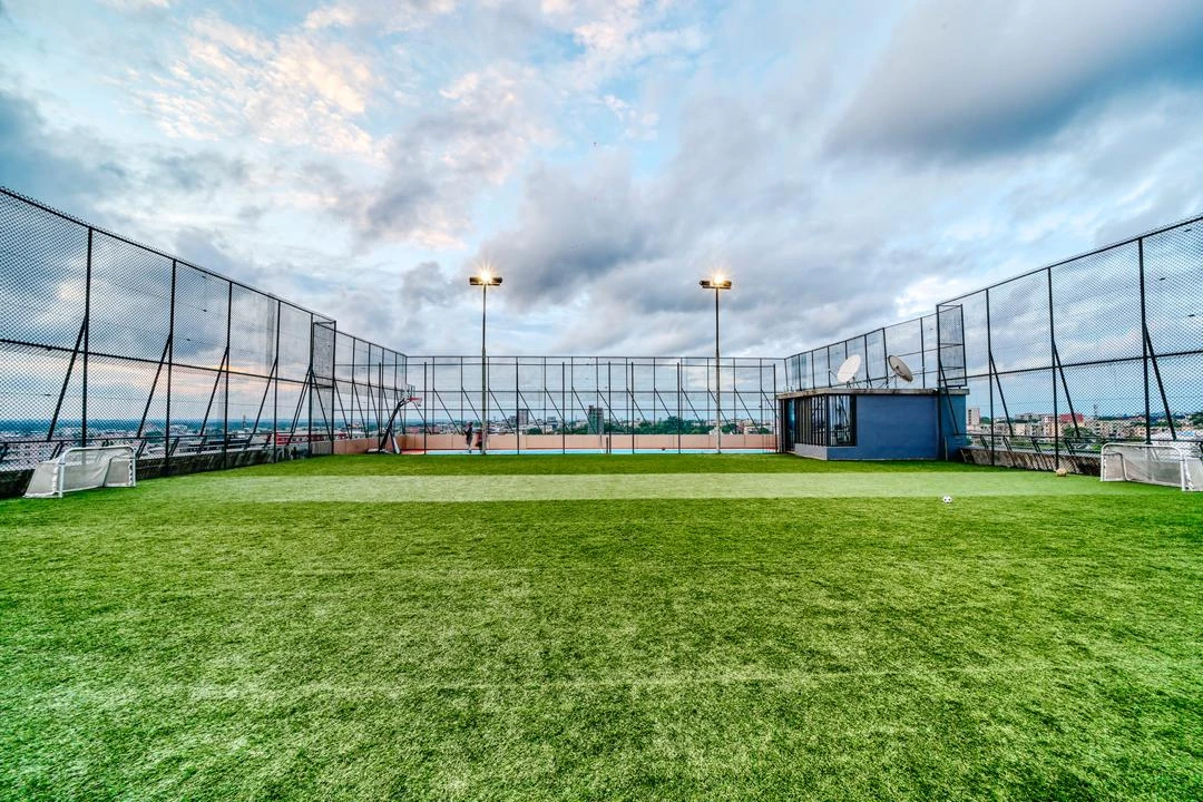 Le terrain de football sur le toit
