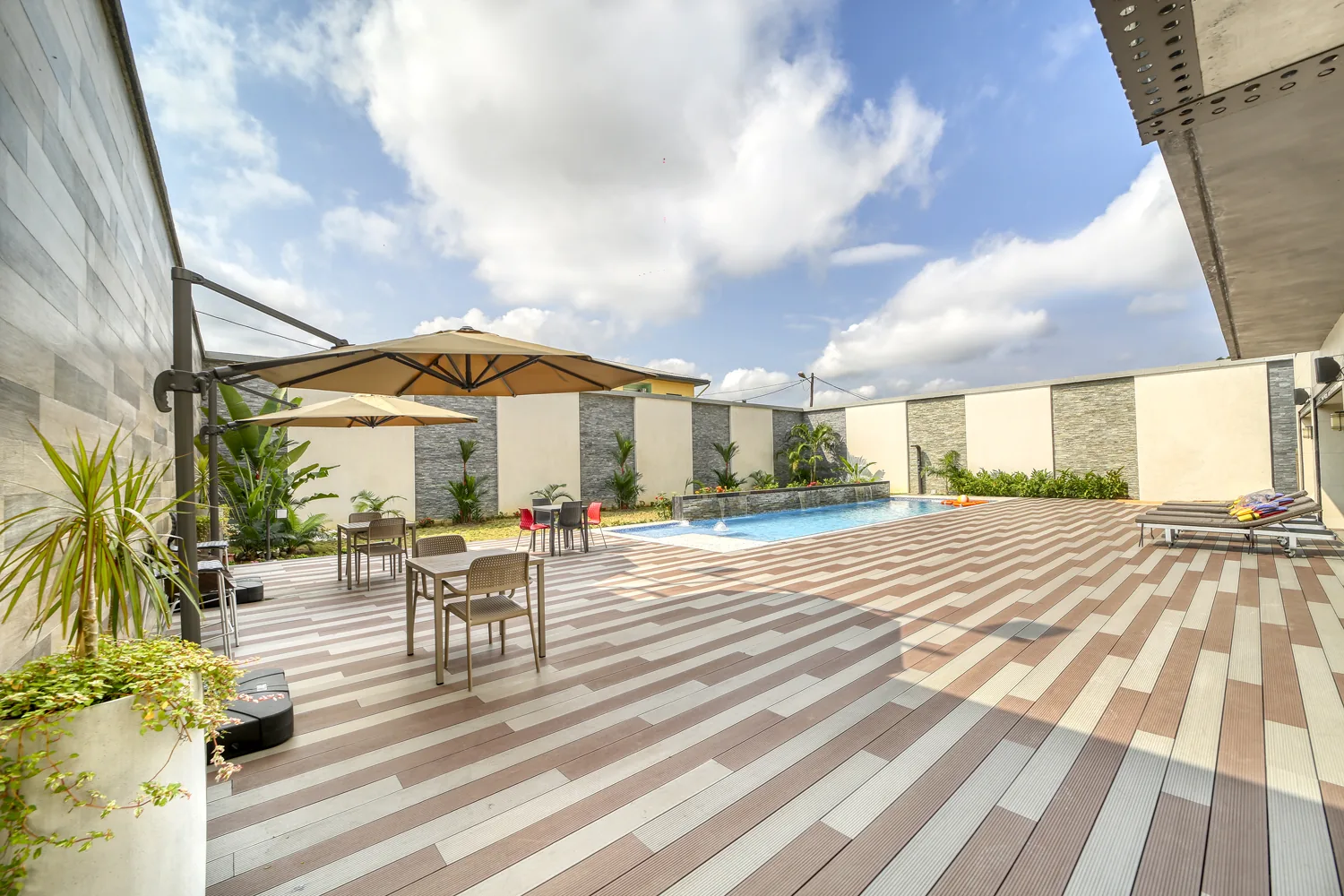 La terrasse ensoleillée et la piscine de Regina Home