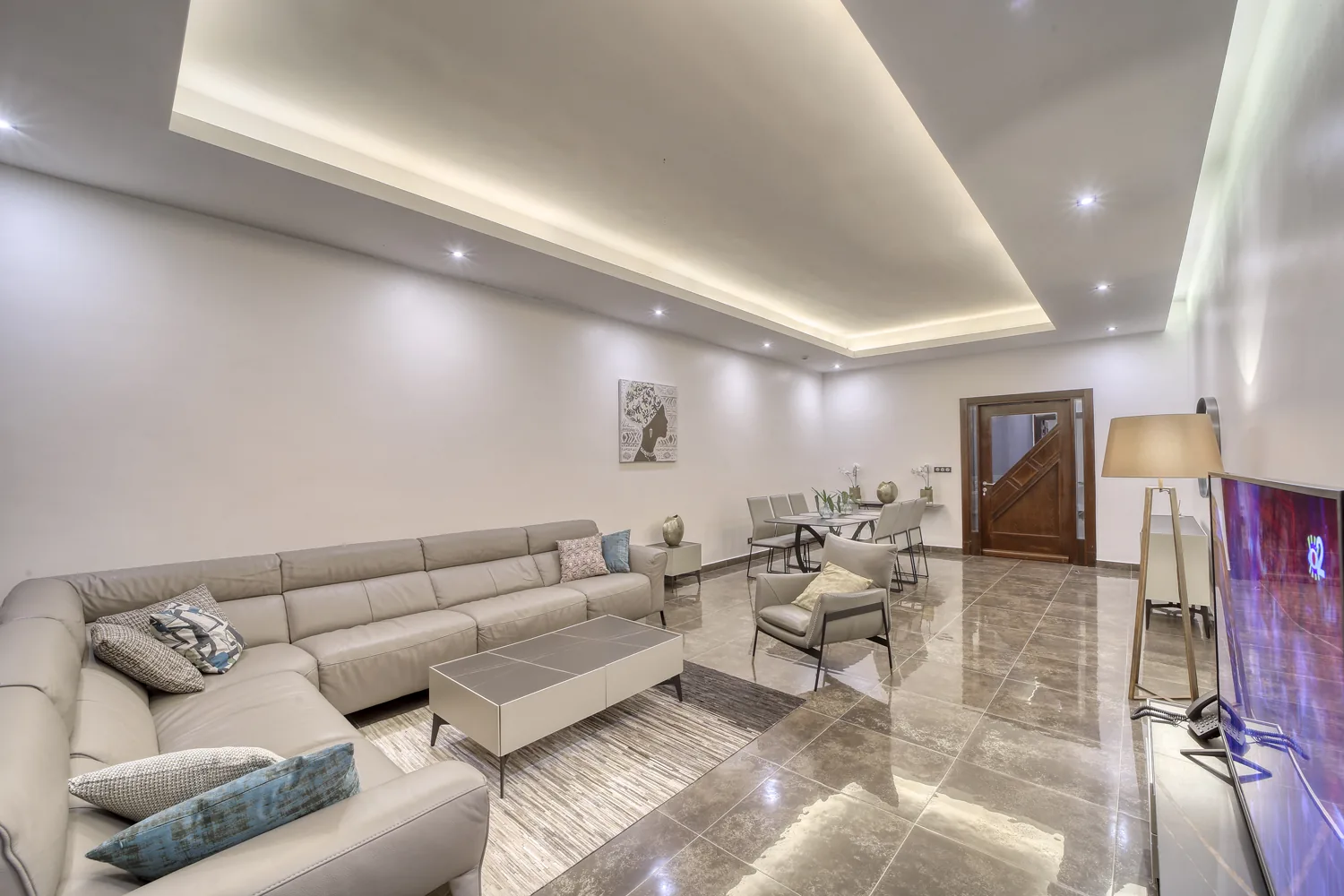 Le salon contemporain de l’appartement Tripoli